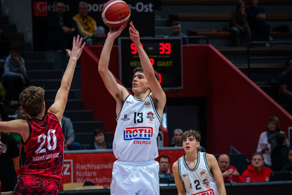 BBA Gießen Spieler im Wurf, Sporthalle Gießen-Ost